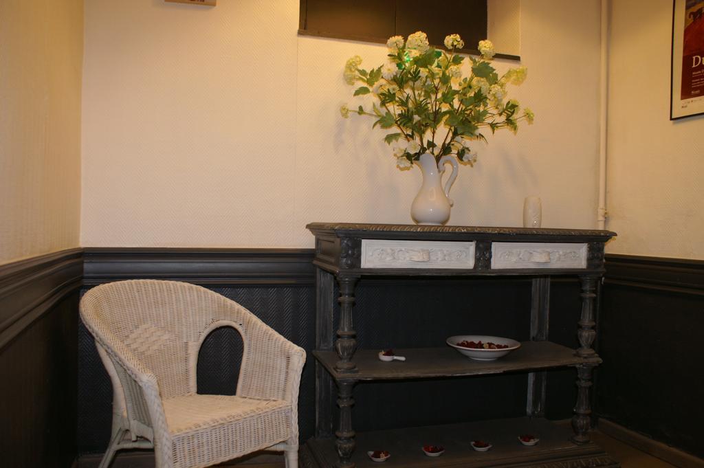 Hotel Le 5 Martigues Bagian luar foto