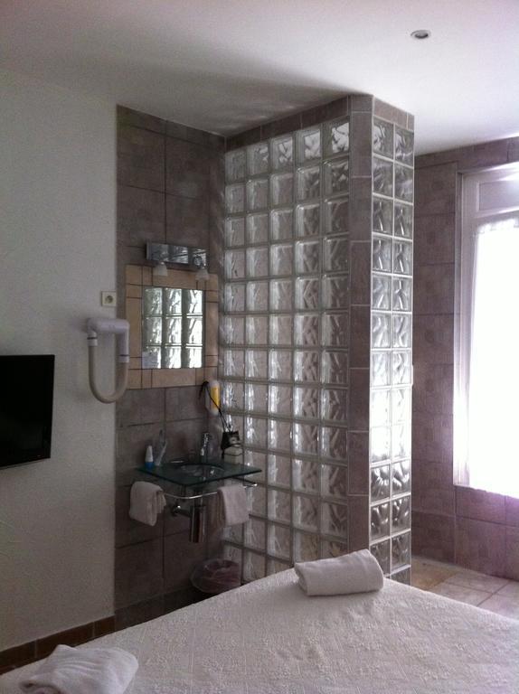 Hotel Le 5 Martigues Bagian luar foto