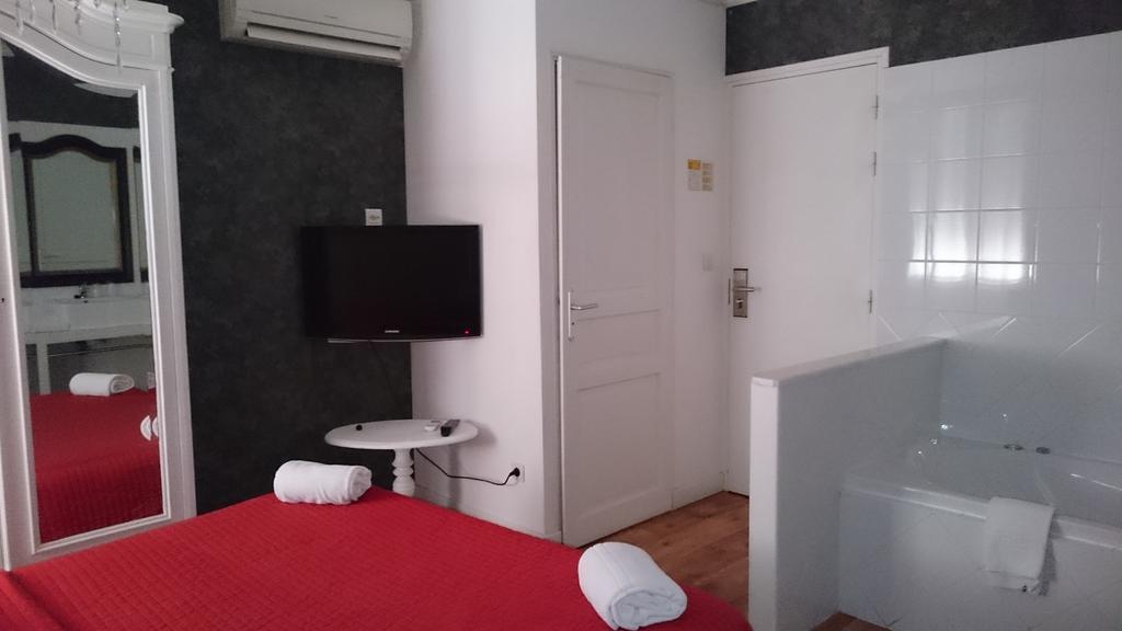 Hotel Le 5 Martigues Bagian luar foto