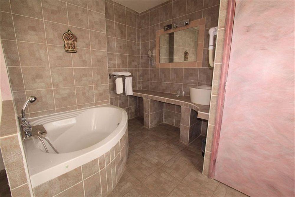 Hotel Le 5 Martigues Bagian luar foto