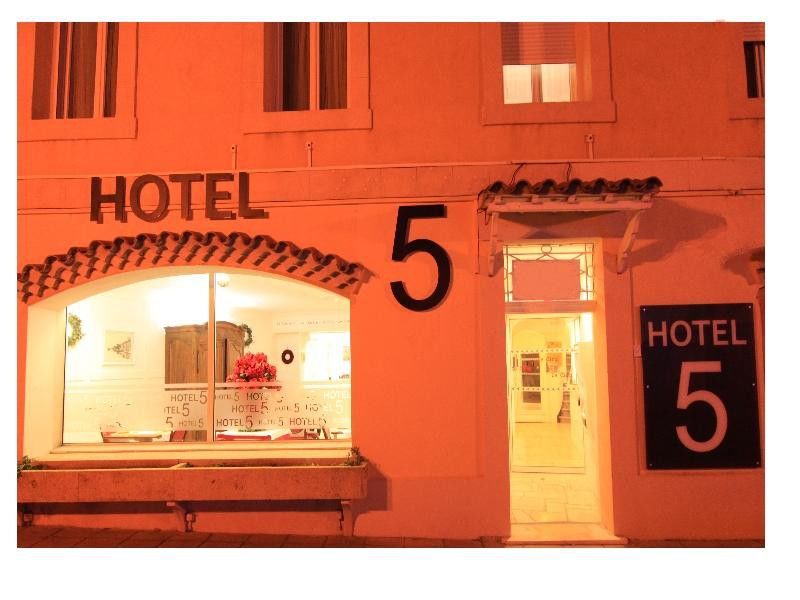Hotel Le 5 Martigues Bagian luar foto