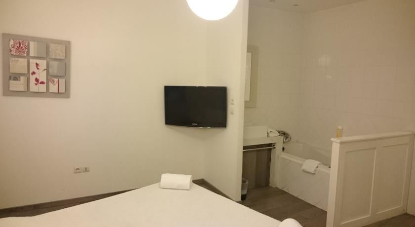 Hotel Le 5 Martigues Bagian luar foto