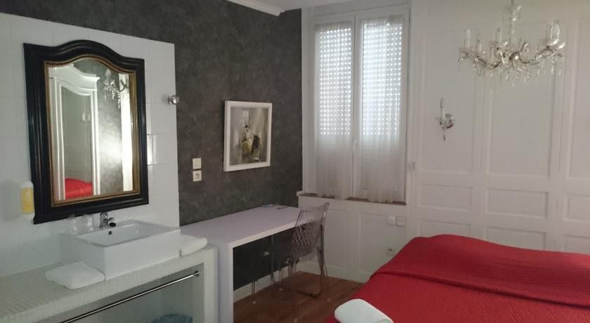 Hotel Le 5 Martigues Bagian luar foto