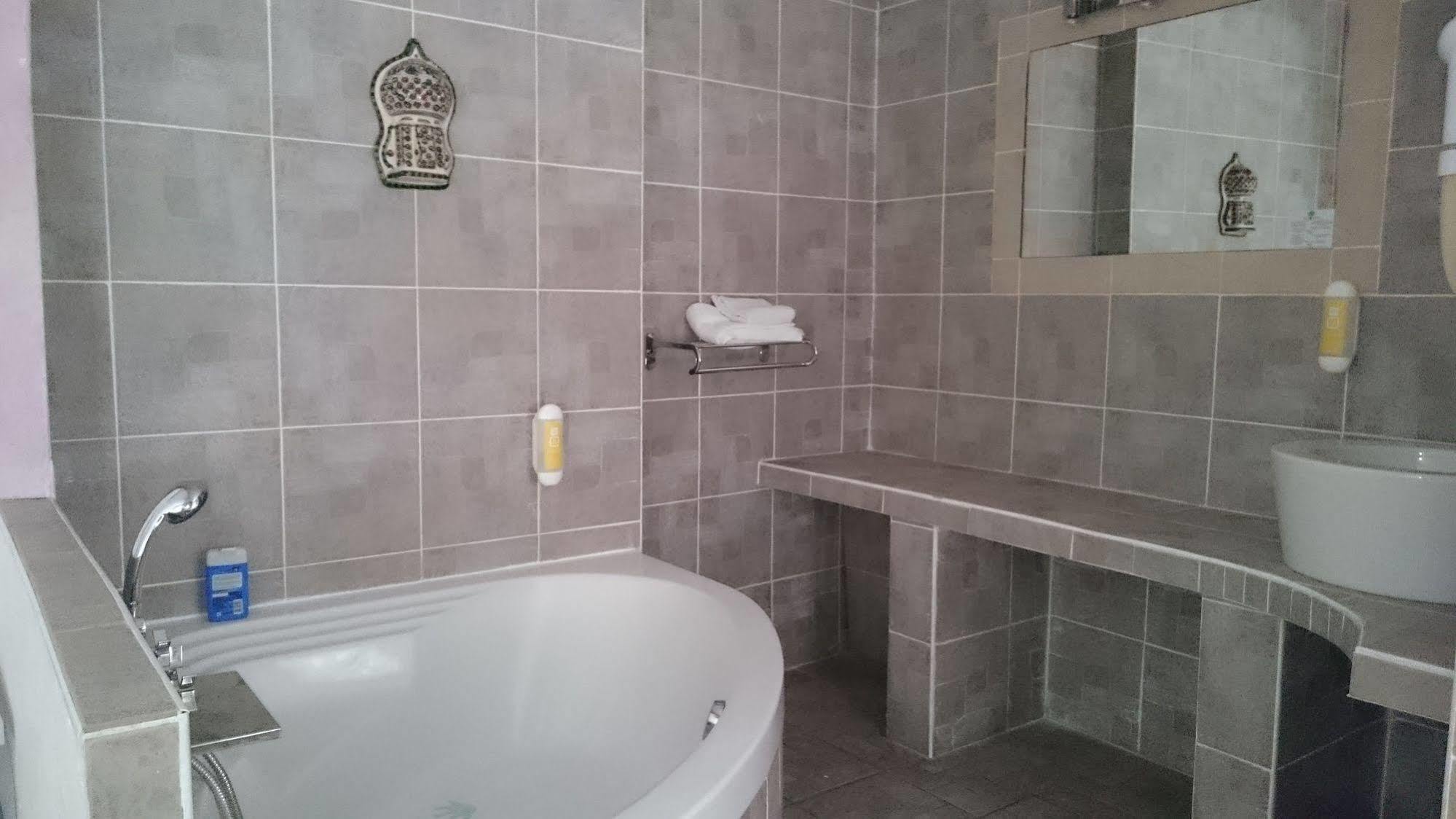 Hotel Le 5 Martigues Bagian luar foto