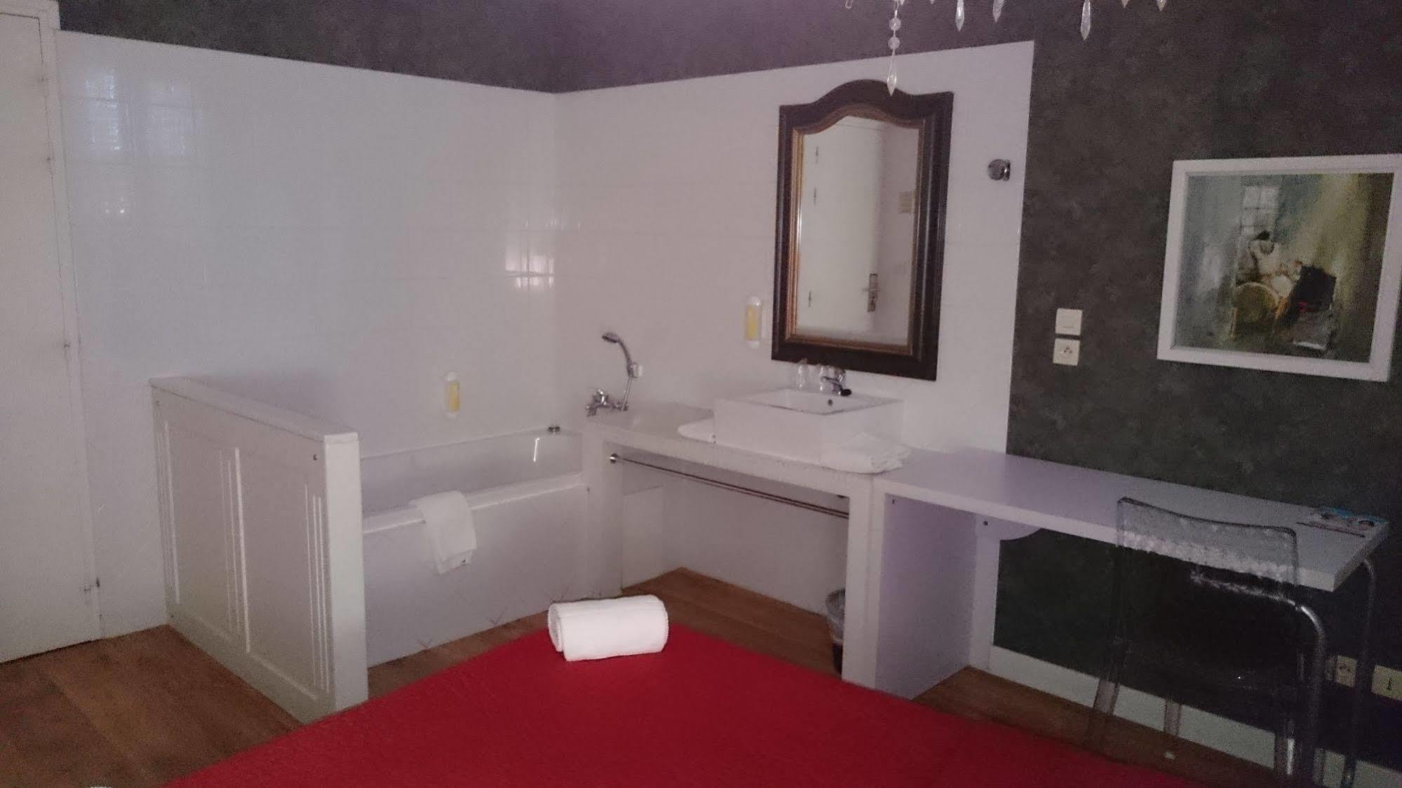 Hotel Le 5 Martigues Bagian luar foto